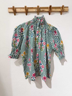 Blusa rayas verdosas estampado floral cuello y puños...