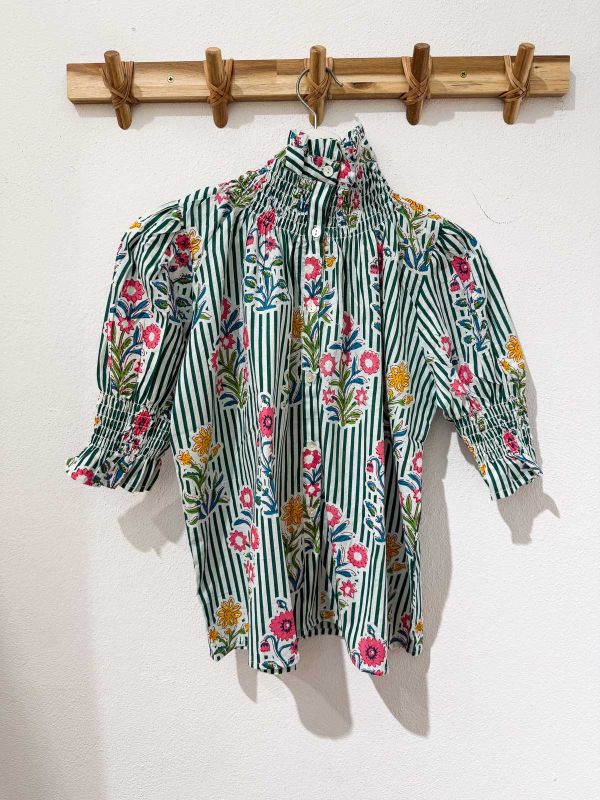 Blusa rayas verdosas estampado floral...