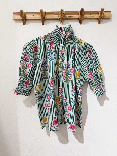 Blusa rayas verdosas estampado floral cuello y puños fruncidos