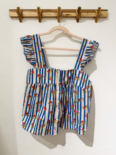 Blusa de rayas azulinas y estampado de rosas