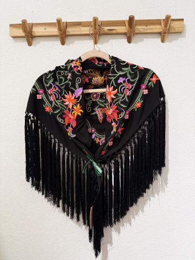 Mantón semiseda negro bordado grande colores