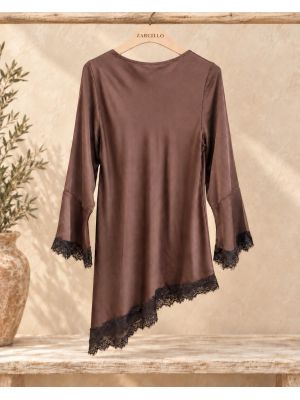 Blusa  raso chocolate  encaje en mangan y bajo.