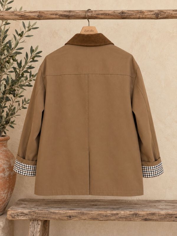 Parka marrón, cuello y solapa de pana...