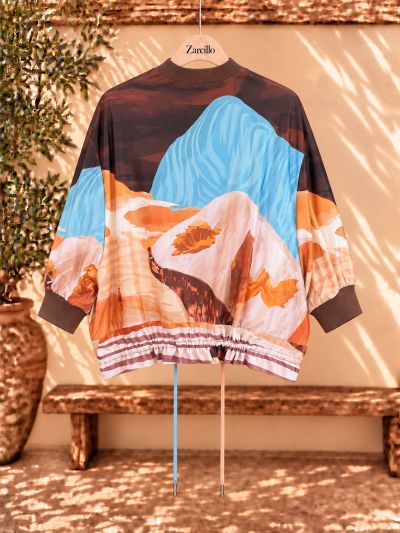 Bomber con estampado marròn y turquesa.