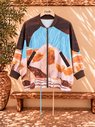 Bomber con estampado marròn y turquesa.
