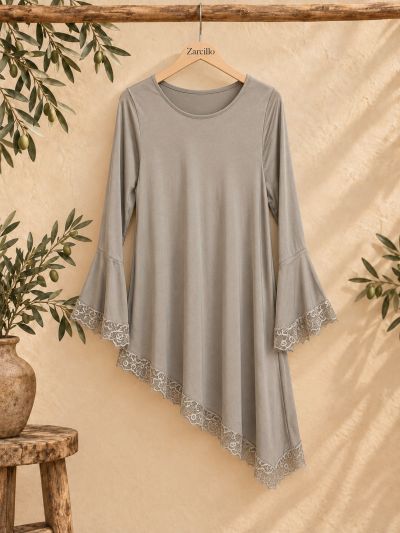 .Blusa topo raso con encaje en manga y bajos.