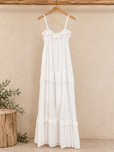 Vestido blanco de tirantes volantito en el escote
