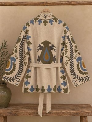 Casaca de mujer, terciopelo, estampada, de color beig.