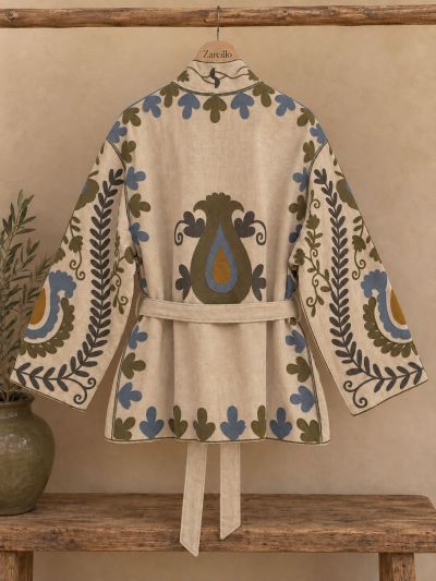 Casaca de mujer, terciopelo, estampada, de color beig.