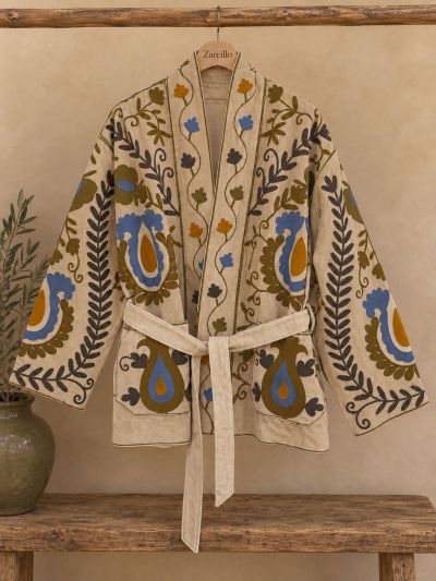 Casaca de mujer, terciopelo, estampada, de color beig.