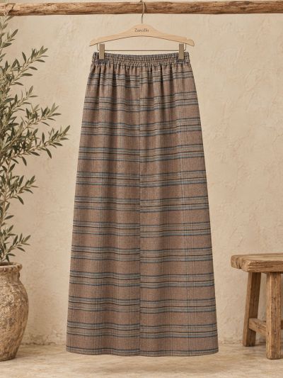 Falda mujer cuadros  tonos marrones y azul con tabala delantera, y botones decoratibos.