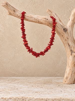 Collar coral de piedras gruesas.