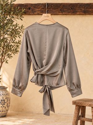 Blusa raso color topo, manga larga, lazo en la cintura.